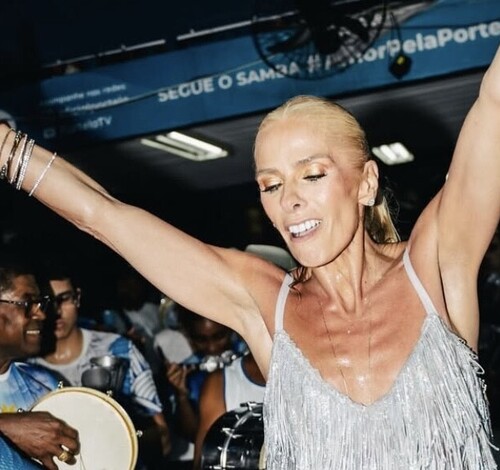 Após ensaio na Portela, Adriane Galisteu faz lanchinho com a comunidade 