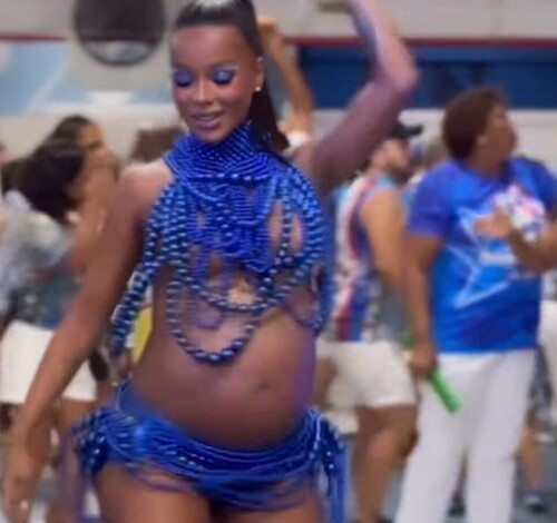 Grávida, Brunna Gonçalves se joga no ensaio da Beija-Flor