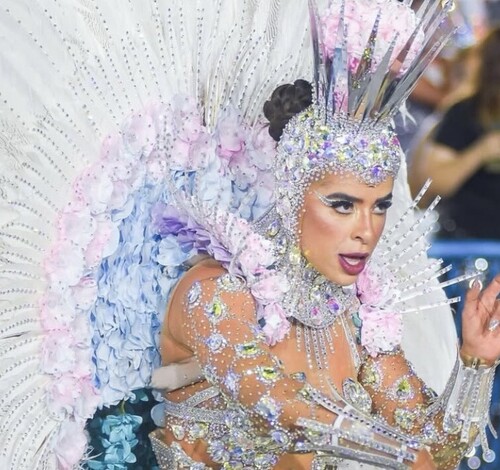 Musa da Unidos da Tijuca, Geisa Eloy homenageia Oxum com fantasia luxuosa