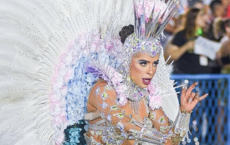 Musa da Unidos da Tijuca, Geisa Eloy homenageia Oxum com fantasia luxuosa