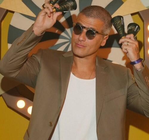 Bruno Gagliasso chegou sozinho ao Baile da Vogue