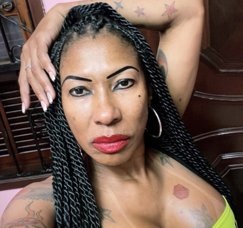 Inês Brasil leva choque ao vivo em entrevista