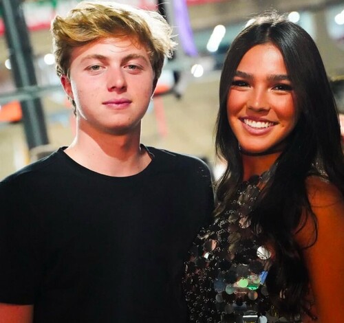 Filho de Luciano Huck e Angélica curte ensaio de carnaval ao lado da namorada