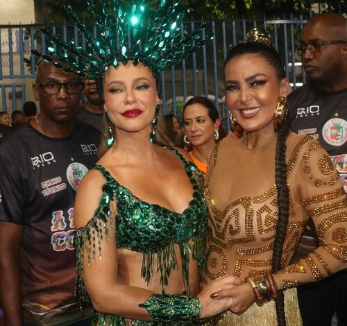 Paolla Oliveira recebe cumprimentos de Gardênia Cavalcanti em ensaio da Grande Rio