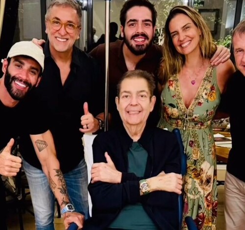Faustão surge em cadeira de rodas ao lado de Gusttavo Lima e Amado Batista