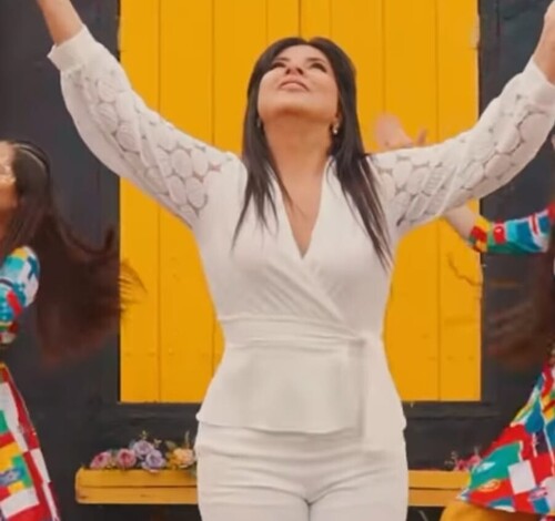 Mara Maravilha surge cantando axé gospel no carnaval