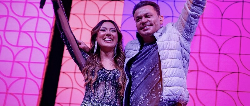 Juliana Moretto e Frank Aguiar cantam juntos o clássico forró
