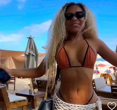 Cariúcha curte dia de praia e exibe barriga chapada no Rio