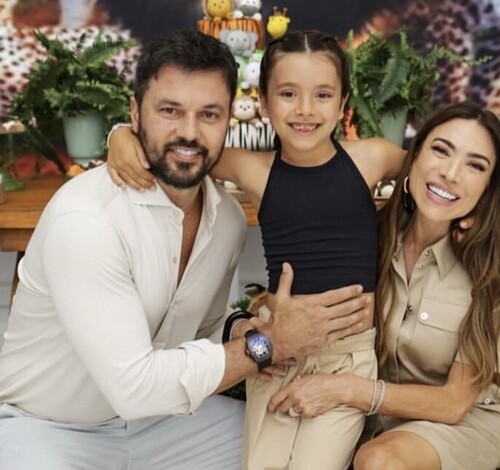 Patricia Abravanel segura cobra em aniversário da filha