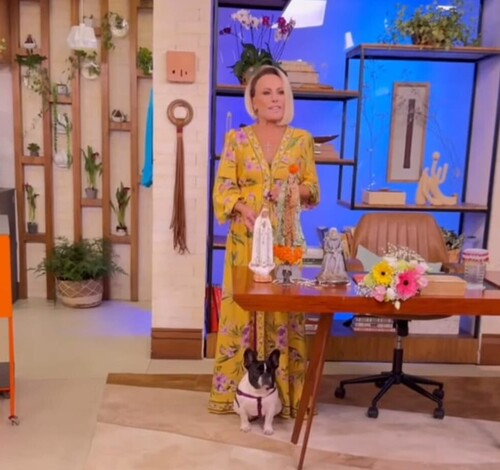 Ana Maria Braga comete nova gafe ao vivo, na abertura do programa de hoje