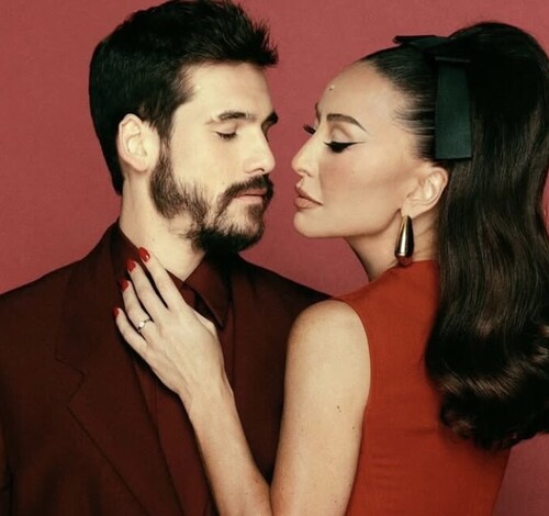 Nicolas Prattes posa sem camisa e ganha elogio apaixonado de Sabrina Sato