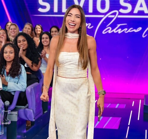 Ao lado de 6 rapazes, Patrícia Abravanel pede para não cair em tentação