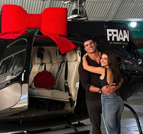 Influenciadora ganha helicóptero de presente de noivo bilionário