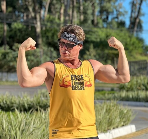 Theo Becker é chamado de ator fracassado e responde na web