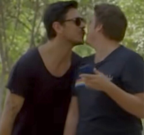 Fabio Porchat surge na web beijando João Vicente de Castro na boca