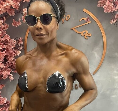 Adriana Bombom exibe corpão com biquíni de fita e sem alças