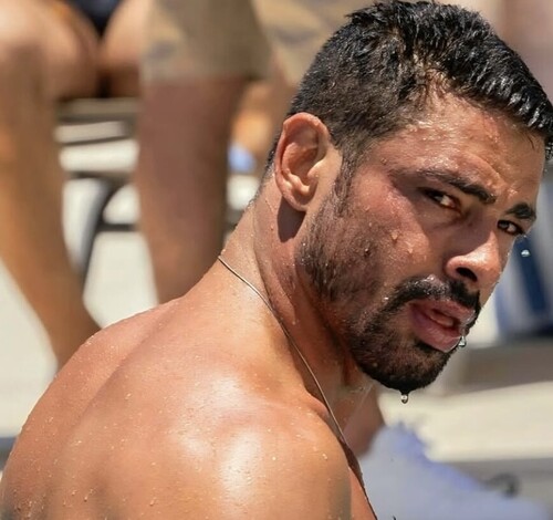 Cauã Reymond posa de sunga e recebe elogio de ator famoso