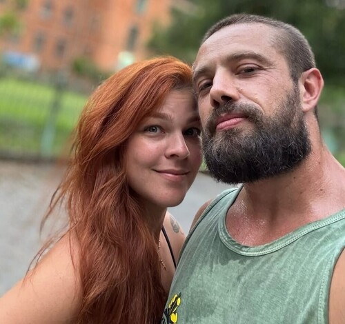 Rafael Cardoso surge ao lado da namorada dando dica para os internautas