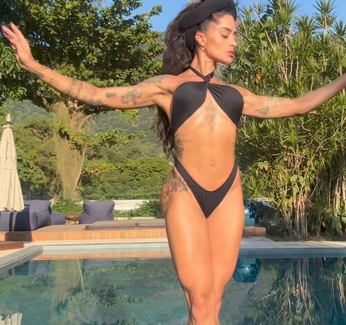 Aline Campos surge dançando balé de biquini