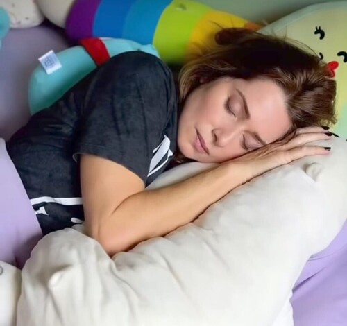 Letícia Spiller aparece imitando adolescente de 14 anos