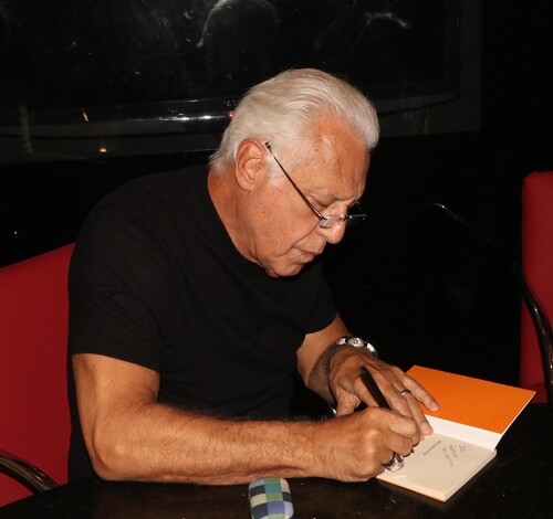 Antônio Fagundes lança livro no Rio com presença discreta de famosos