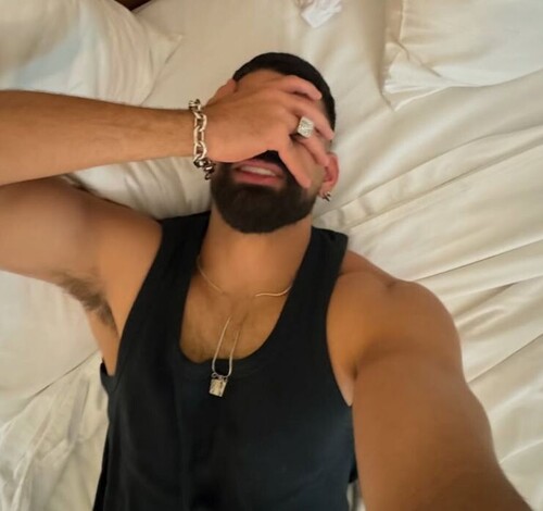 Biscoito? Dilsinho posta foto em cama de hotel e pequeno grande detalhe chama atenção