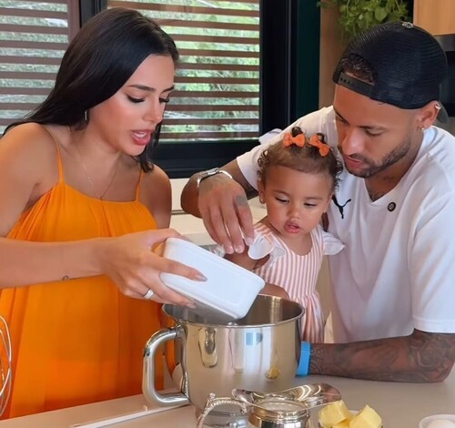 Bruna Biancardi surge preparando bolo de aniversário com Neymar e Mavie