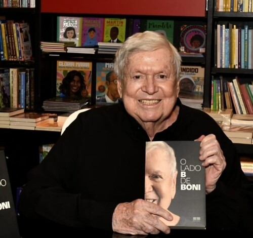 Boni surge na web falando sobre a novela 'Vale Tudo'