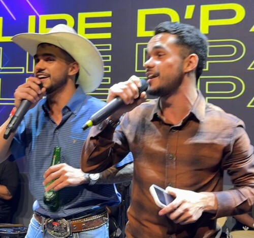 Gêmeos João Gabriel e João Pedro sobem ao palco e soltam a voz em festa pós-final do BBB25