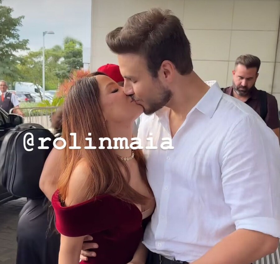 Maiara e Matheus Gabriel aos beijos na porta de hotel