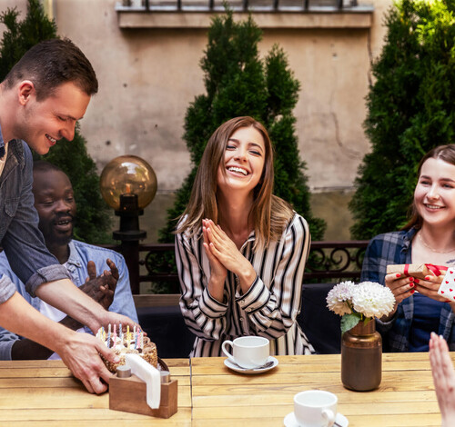 Festas diurnas em cafeterias estão virando tendência