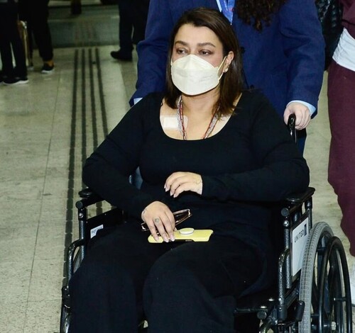 De Cadeira de Rodas, Preta Gil embarca em busca da cura fora do Brasil