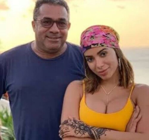 Mesmo com filha milionária, pai de Anitta continua trabalhando em comércio