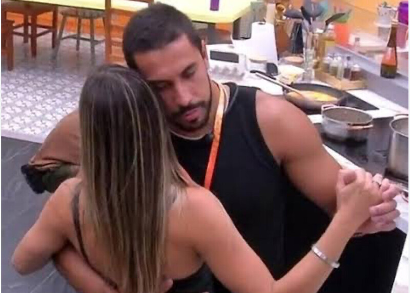 Ex-BBBs Mike e Renata surgem provando que seguem juntos após o programa