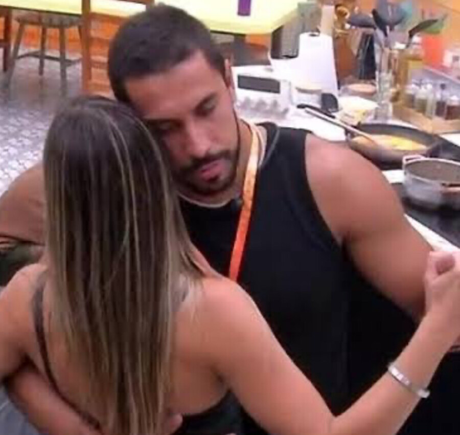 Ex-BBBs Mike e Renata surgem provando que seguem juntos após o programa