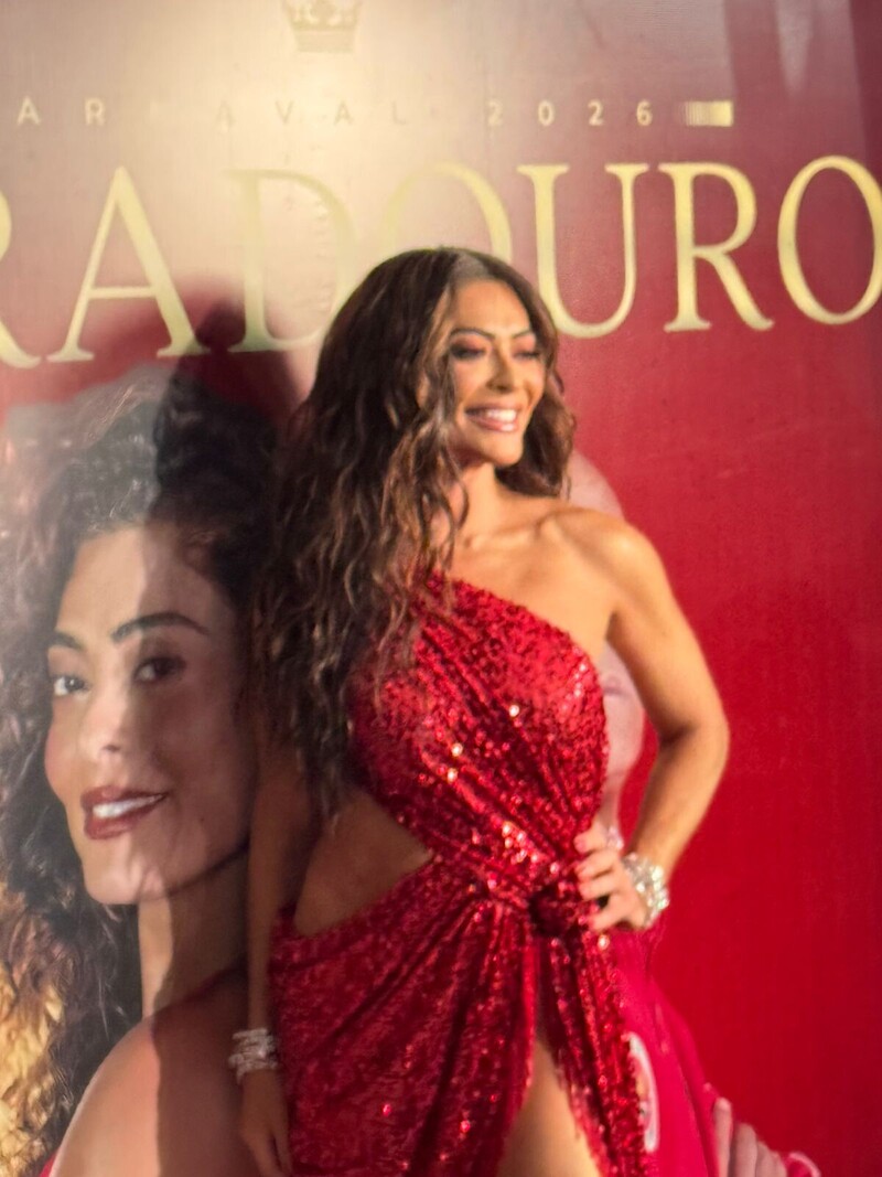 Juliana Paes recebe coroa de rainha da Viradouro
