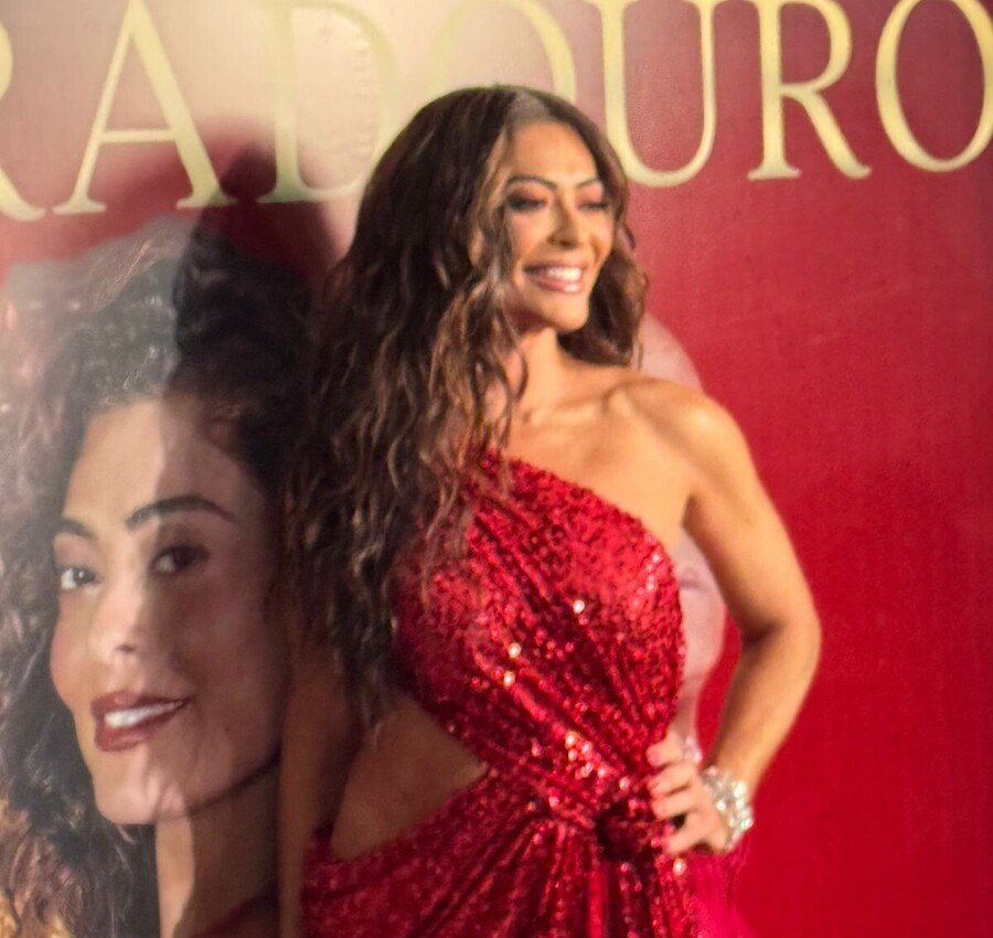 Juliana Paes recebe coroa de rainha da Viradouro