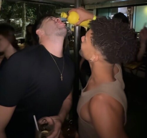 Álvaro e Lucas Leto, ambos em A Dança dos Famosos, foram flagrados aos beijos em quiosque na orla da Barra da Tijuca