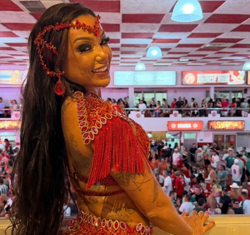 Letícia Guimarães curte noite de ensaio no Salgueiro