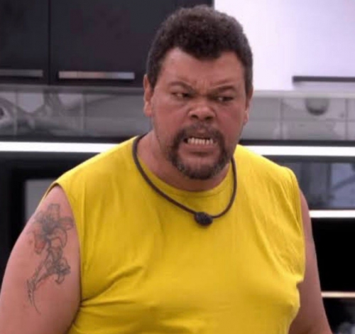 Confinado no BBB 26, Babu Santana enfrenta pedido de despejo por dívida de aluguel
