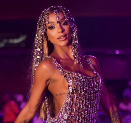 Bruna Gonçalves curte sábado de ensaios técnicos no Camarote Arpoador