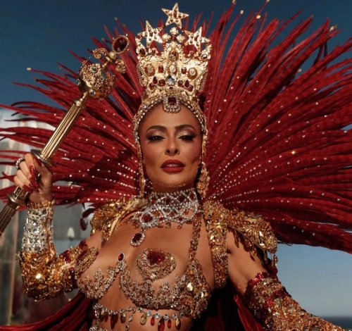 Juliana Paes brilha em seu retorno à Sapucaí e Viradouro larga como favorita ao título