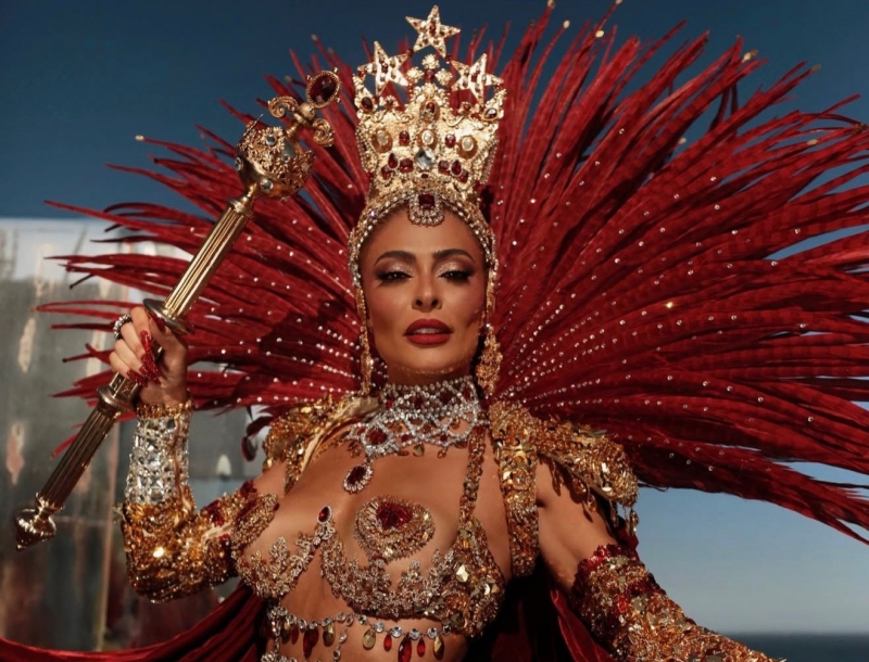 Juliana Paes brilha em seu retorno à Sapucaí e Viradouro larga como favorita ao título