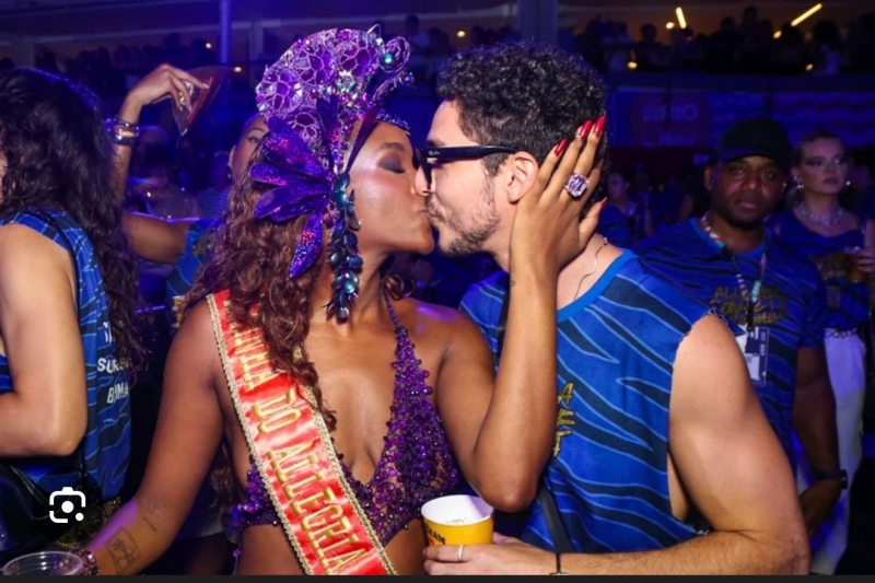 Iza assume romance na Sapucaí com direito a olhares e beijos apaixonados