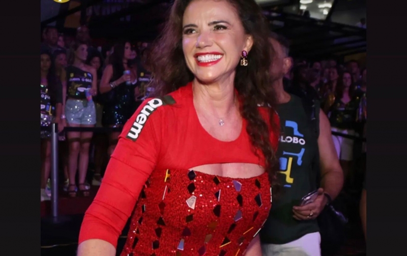 Luma de Oliveira prestigia a Viradouro do camarote Quem e emociona ao homenagear Ciça