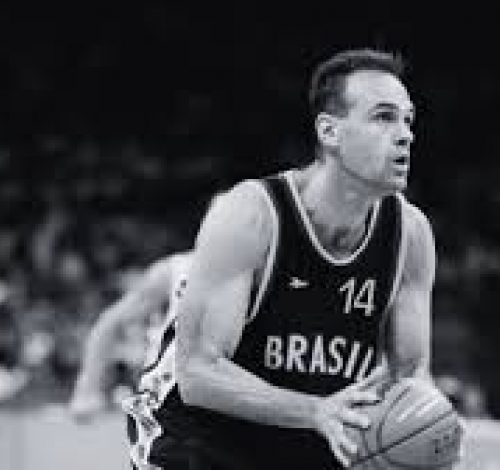 Despedida silenciosa: Oscar Schmidt é cremado com a camisa da seleção brasileira