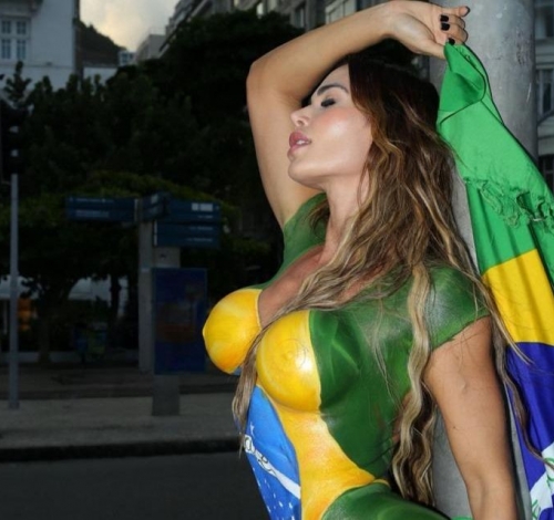 Musa da Mocidade chama atenção ao parar trânsito com body painting de oito horas