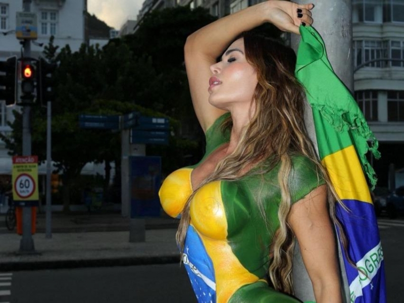 Musa da Mocidade chama atenção ao parar trânsito com body painting de oito horas